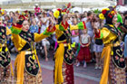 15.Eurofolk - niezwykle barwny przemarsz zespow Eurofloku ulicami Zamocia